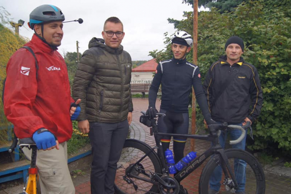 До Озерної приїхав бельгійський велосипедист, який подолав понад 2000 кілометрів, щоб допомогти людям на Сході України