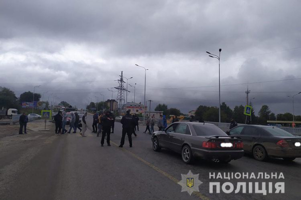 Перекрили дорогу, бо можуть втратити роботу: у Тернополі - протести