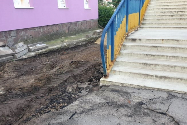 У Тернополі на вулиці Парковій розпочали оновлювати тротуарне покриття