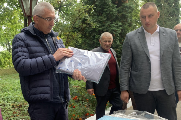 Нова постільна білизна, тумбочки та рушники: Денисівський будинок престарілих отримав допомогу