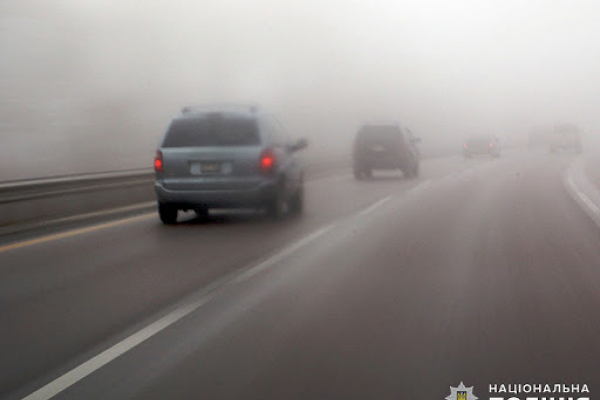 Густий туман і похолодання: водіїв на Тернопіллі просять бути обережними