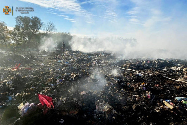 На Тернопільщині продовжують ліквідовувати пожежу на сміттєзвалищі