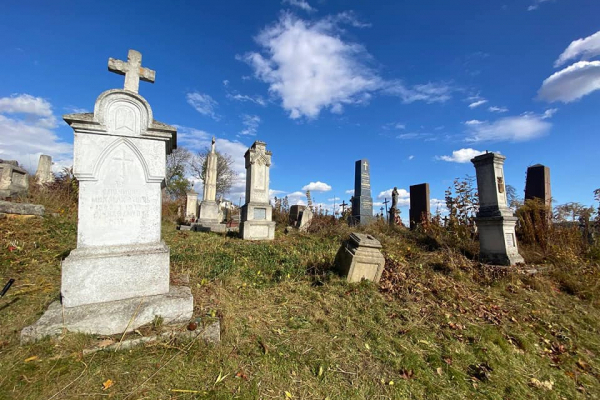 У Бережанах працівники музею впорядкували місцеве кладовище