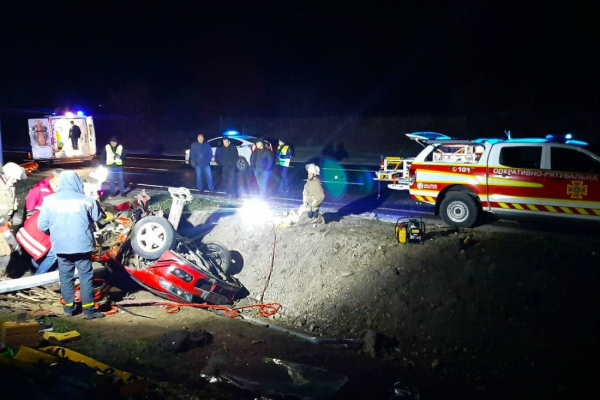 Жахлива аварія на Бережанщині: автомобіль зніс освітлювальну опору, загинув чоловік