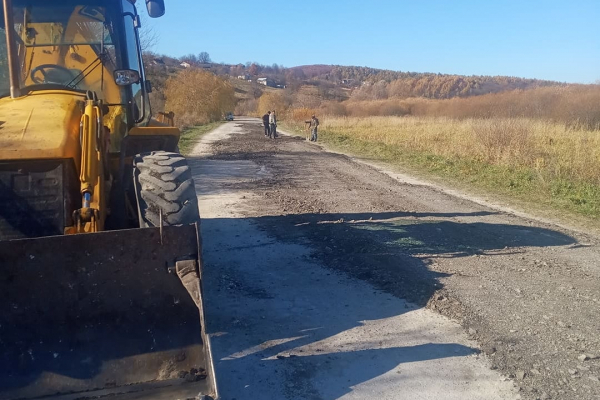 Жителі сіл на Тернопільщині розпочали власними силами ремонтувати дороги