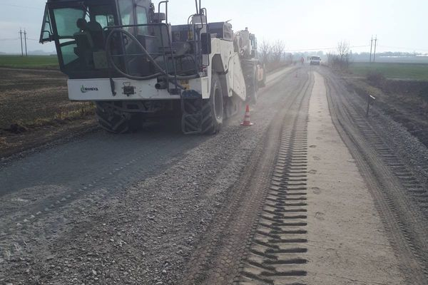 Спеціалісти «БМБУД» продовжують ремонтувати дороги області