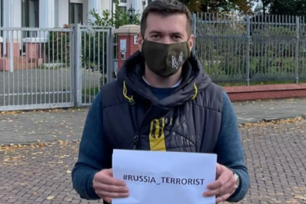 «Світ має пам’ятати про те, що творить Росія»: військовий з Тернополя влаштував одиночний протест в Нідерландах (Фото)