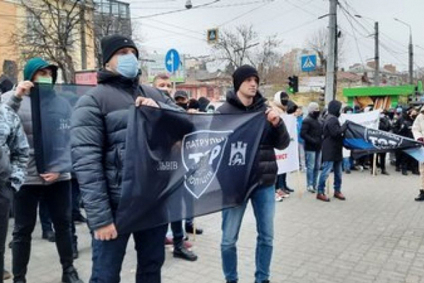 Засуджені на 8 років: правоохоронці з усієї України приїхали підтримати колег-патрульних поліцейських, яких судять в тернопільському суді