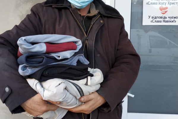 Тернополян закликають приносити до «Карітасу» одяг для потребуючих