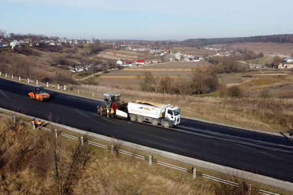 Майже 6 кілометрів нової траси: від Мишковичів до Микулинців капітально ремонтують дорогу