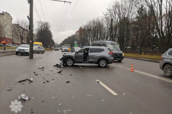 Масштабна автотроща у Тернополі: зіткнулися 4 машини