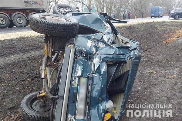 Неподалік Тернополя ВАЗ зіткнувся з вантажівкою і перекинувся: потерпілого шпиталізовано