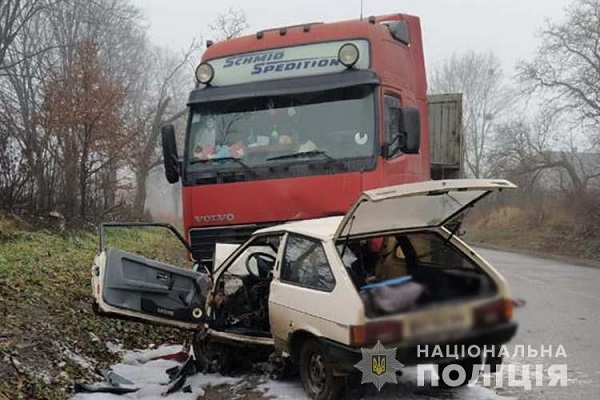 На Чортківщині смертельна аварія: ВАЗ зіткнувся з вантажівкою VOLVO