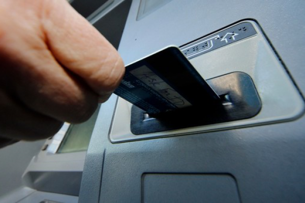Тернополянка забула картку в банкоматі і втратила всі кошти