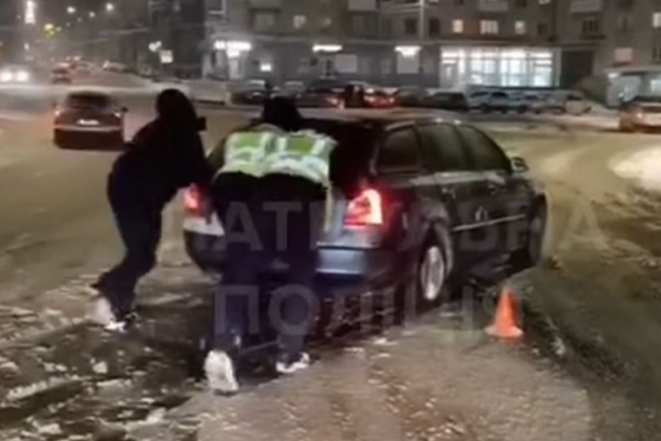 Тернопільські патрульні цілу ніч допомагали водіям, які потрапили в зимову біду