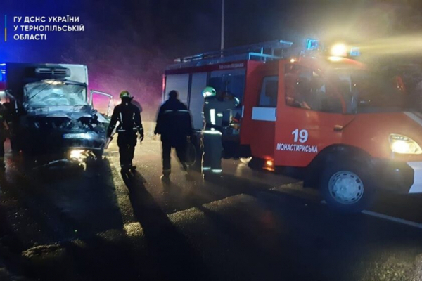 На Монастирищині зіткнулись “Mercedes Sprinter” і вантажний “DAF”: для визволення водія залучали рятувальників