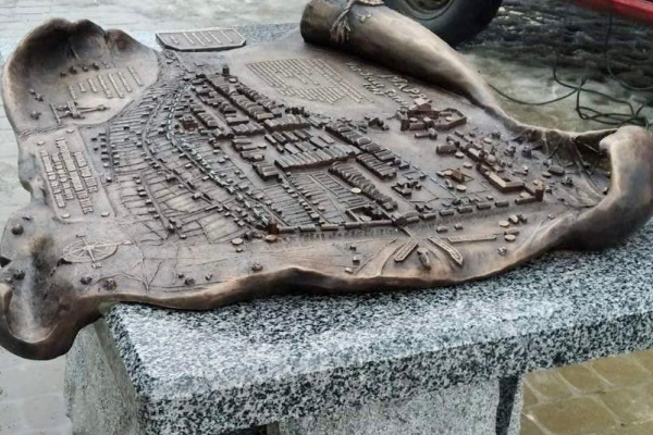 У Тернополі відкрили бронзову скульптуру історичної частини міста