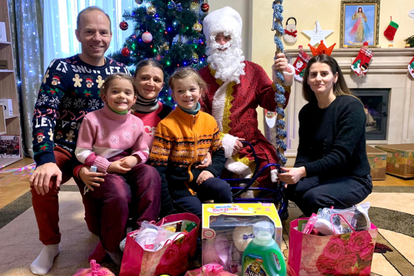 Волонтери благодійного фонду «Майбутнє Сиріт» передали дітям дарунки від Миколая