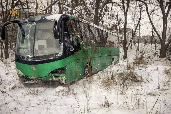 Неподалік Тернополя пасажирський автобус зїхав у кювет. Витягати викликали УРАЛ