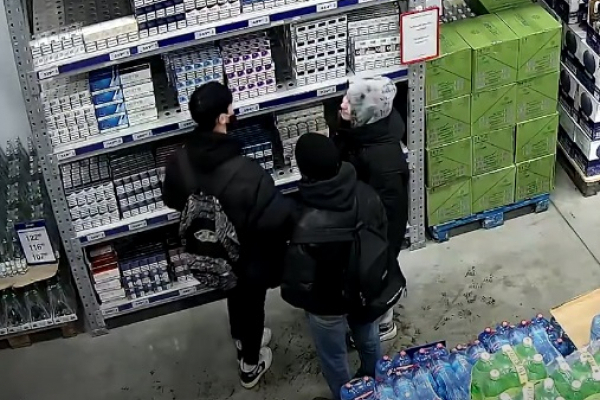 Тернопільська поліція шукає двох хлопців і дівчину, які вкрали з магазину блок сигарет (ВІДЕО)