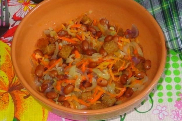 Рецепт пісного салату з сухариків і квасолі на Святий вечір