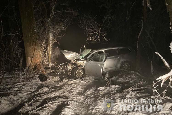 ДТП неподалік Тернополя: Volkswagen врізався в дерево, четверо травмованих