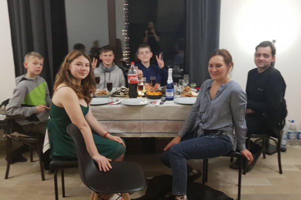 На Тернопільщині 6 родин взяли дітей-сиріт на свята в родину