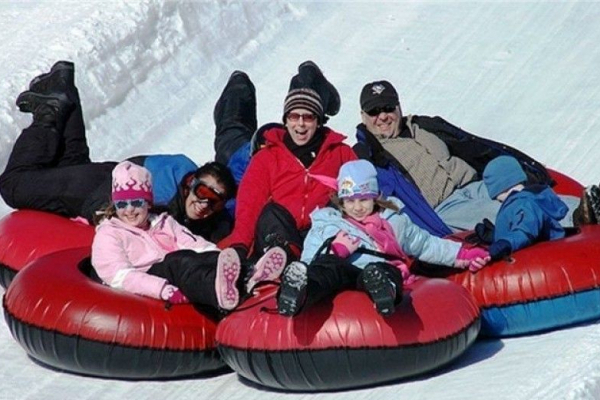 Снігові забави: вибираємо атрибути для катання з гірки