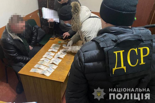 На Тернопільщині правоохоронці затримали директора лісгоспу на хабарі у 25 тисяч гривень