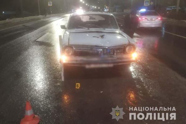 На пішохідному переході в Тернополі автомобіль збив молоду жінку