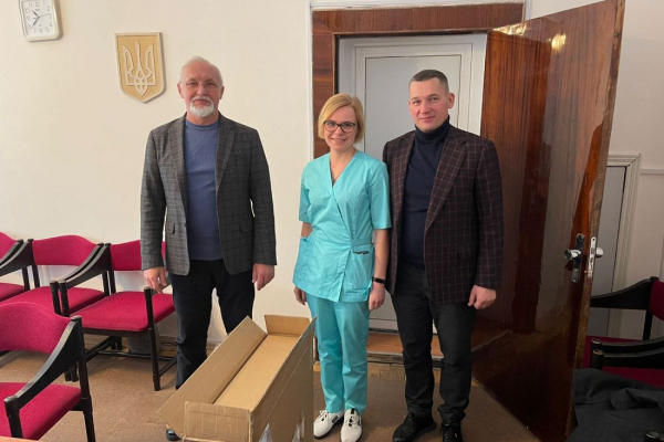 Подяка за лікування: Микола Люшняк передав фтизіопульмонологічному центру веносканер 