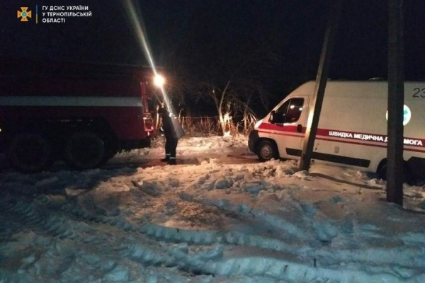 На вихідних рятувальники витягали зі снігу дві швидкі і поштовий автомобіль