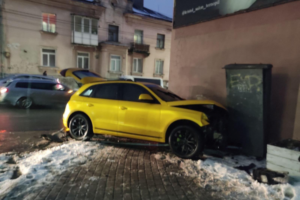 У Тернополі на проспекті Бандери сталася ДТП: автівки опинилися на тротуарі