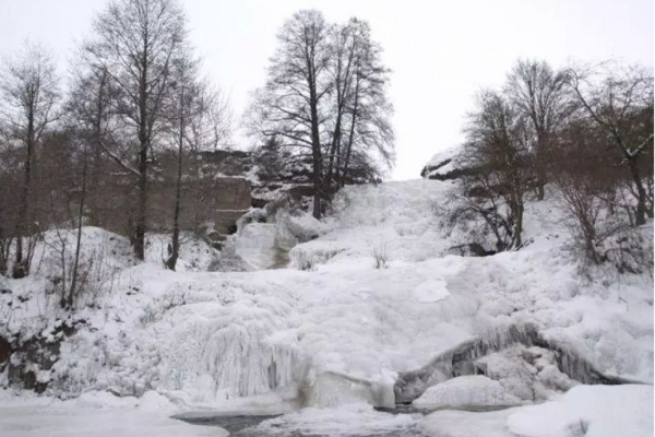 Замерз Джуринський водоспад - найвищий рівнинний в Україні