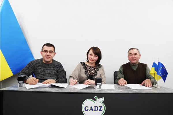 Голови ОТГ Тернопільщини підписали договір про співпрацю щодо закупівлі соку для навчальних закладів (ВІДЕО)