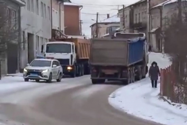 «Об’їзну просто «вбили», возять через міст, а він на ладан дихає»: у Монастириськах вантажівки знищують відремонтовану дорогу (відео)
