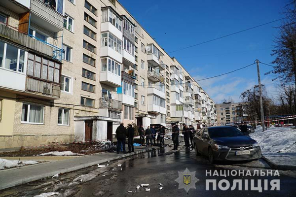 У Тернополі чоловік з ножем в грудях вистрибнув з балкону (ФОТО, ВІДЕО)
