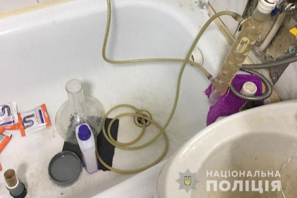 Наркотики з ванної: у Тернополі затримали групу амфетамінщиків (ФОТО)