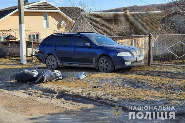 На Тернопільщині п’яний мопедист ганяв по селу і врізався в припаркований автомобіль