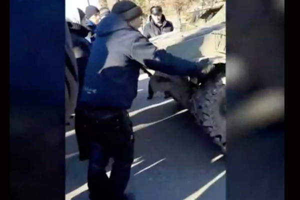 На Чернігівщині люди без зброї розвернули ворожі танки (Відео)