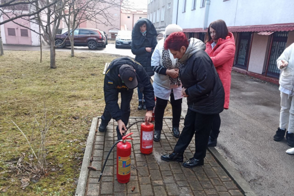 На Тернопільщині рятувальники показали працівникам лікарні, як діяти під час пожежі