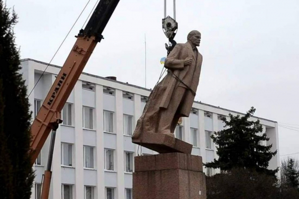 На Тернопільщині вимагають знести всі радянські пам’ятники