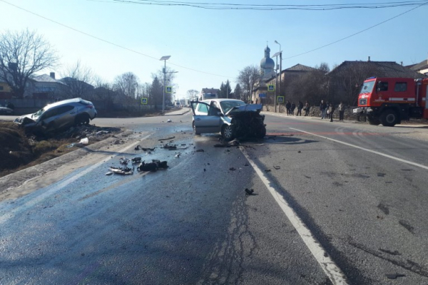 На автодорозі в Тернопільському районі не розминулися два автомобілі: троє травмованих