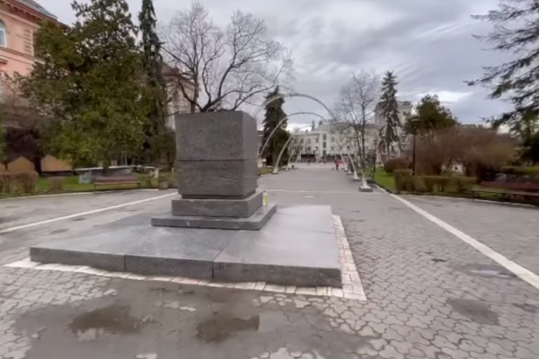 Уже нема: у Тернополі пам'ятник Пушкіну пішов у слід за російським військовим кораблем
