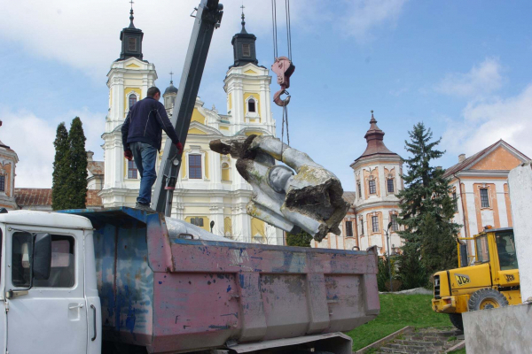 На Тернопільщині тепер і у Кременці демонтували радянські пам’ятники