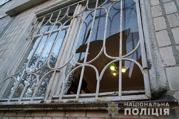 Примушували повернути борг: спіймали чоловіків, які у Тернополі підклали вибухівку на підвіконня