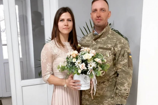 Одружився відомий письменник з Тернопільщини, який з перших днів на війні