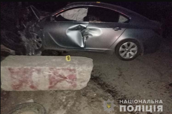 Аварія на Чортківщині: бетонні блоки зупинили автомобіль, є травмовані