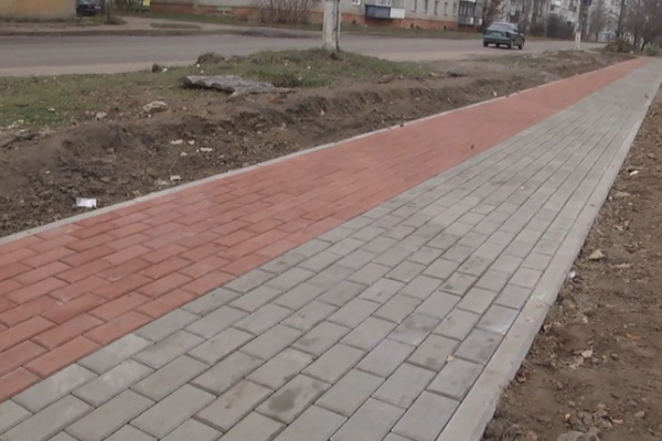 Тернополяни просять зробити тротуар біля поліклініки міської лікарні №2