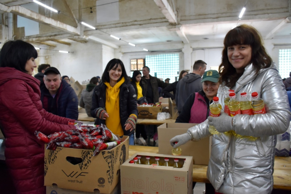 Тил у «Файному місті», або як українці допомагають українцям